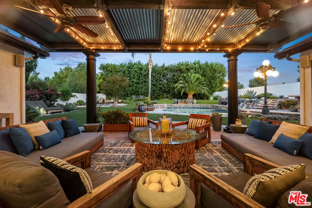 6210 Penfield Avenue, Woodland Hills, California 91367 home-pic-1